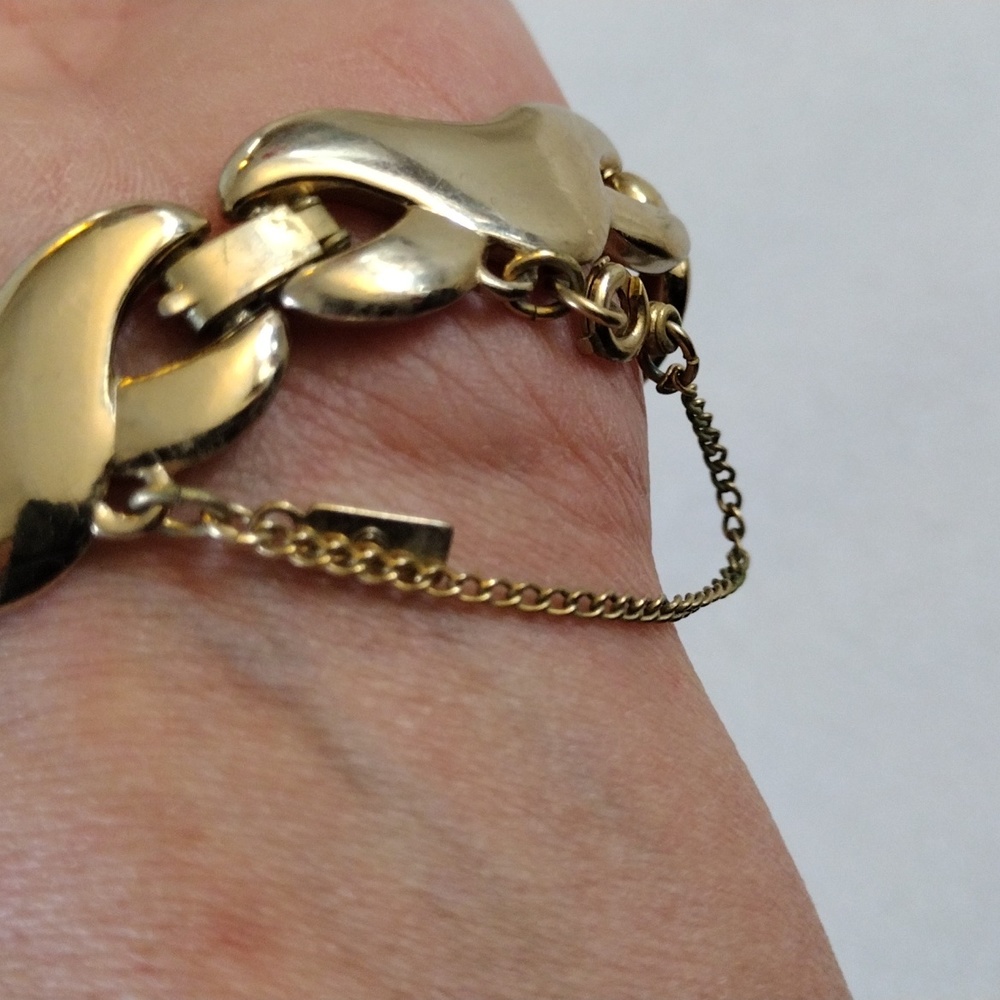 Monet beautiful faux gold linked bracelet. - Picture 3 of 8